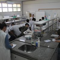 Estudantes visitantes conhecem pela primeira vez laboratório de Química no IFMT Rondonópolis